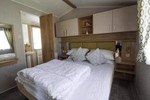 Beautiful 6 Berth Caravan At Southview Holiday Park In Skegness Ref 33031S
