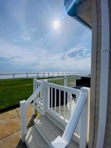 Gorgeous 7 Berth Caravan With Decking And Full Seaviews At Hopton Ref 80053S