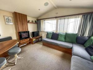 Cosy 8 Berth Caravan In Essex, Located On Seawick Holiday Park Ref 27830Sw