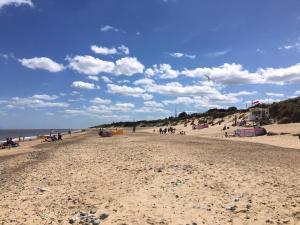 Seaside Cottage In Beautiful Hemsby, Norfolk By The Beach Ref 99007J