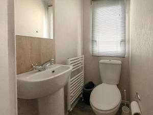 Beautiful 8 Berth Caravan With Decking At Naze Marine Park, Essex Ref 17184P