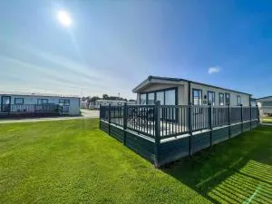 Stunning Lodge Full Sea Views At Broadland Sands In Suffolk Ref 20089Bs - Blundeston