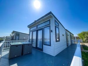 Beautiful Lodge With Full Sea Views At Broadland Sands In Suffolk Ref 20235Bs