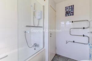 Great 3 Bed Chalet To Hire In Hemsby, Ideal For A Seaside Break! Ref 18201B