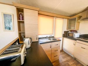 Great 6 Berth Caravan By The Beach At California Cliffs In Scratby Ref 50010L