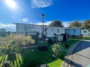 Brilliant Caravan With A Partial Sea View In Suffolk Ref 32026Az