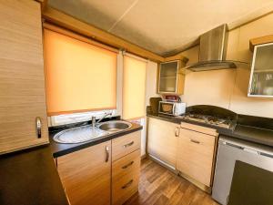 Great 6 Berth Caravan By The Beach At California Cliffs In Scratby Ref 50010L