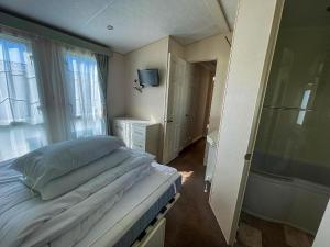 Lovely Caravan With Decking At Manor Park, Near Hunstanton Beach Ref 23034C