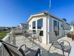 Lovely 6 Berth Caravan With Decking At California Cliffs In Scratby Ref 50048L