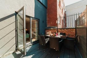 Balcony City Apartment WiFi Families Contractors