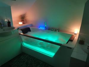Relaxing Attic Room with En-suite Jacuzzi bath