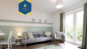 large 2 bed central apartment with balcony and private parking