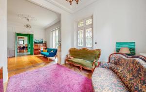 Maisons de vacances 7 Bedroom Lovely Home In Chabris : photos des chambres