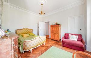 Maisons de vacances 7 Bedroom Lovely Home In Chabris : photos des chambres