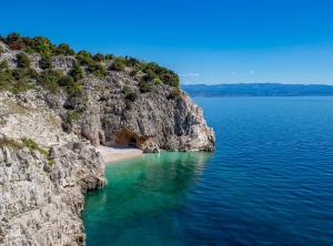 Chic and Cozy Brsec Apartment with Sea View 