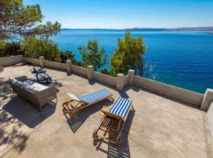 Sunny Beachfront Jablanac Apartments 