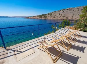 Sunny Beachfront Jablanac Apartments 