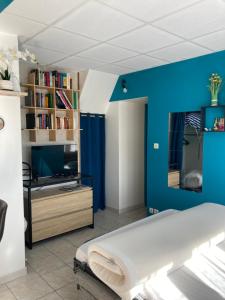 Maisons de vacances Chez Stella 1 piece canape lit deux personnes, Cuisine, SDB separee : photos des chambres