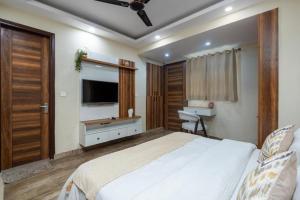 1 BHK Service Apartment Golf Course Road