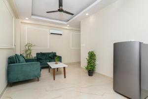 1 BHK Service Apartment Golf Course Road