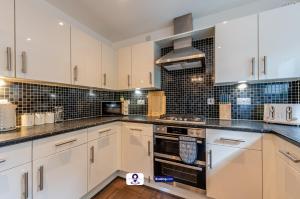 Last-Minute Escapes ! Summer Days l RTM Stay l 4 -Bed House By Finesse Stays Short Lets & Serviced Accommodation Wakefield With Parking, Contractors