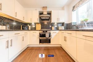 Last-Minute Escapes ! Summer Days l RTM Stay l 4 -Bed House By Finesse Stays Short Lets & Serviced Accommodation Wakefield With Parking, Contractors