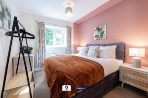 Last-Minute Escapes ! Summer Days l RTM Stay l 4 -Bed House By Finesse Stays Short Lets & Serviced Accommodation Wakefield With Parking, Contractors