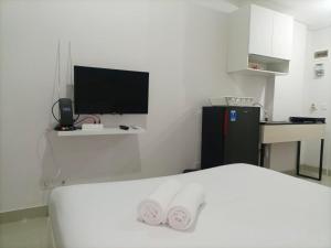 Comfortabe and Tidy Studio at Barsa City Apartment By Travelio