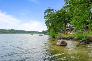 Waterfront 2 bedroom at squam (Suite 11)