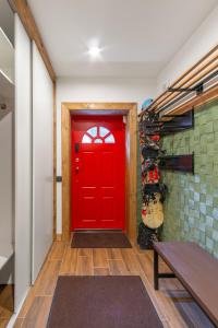 Двоповерховий апартамент у котеджі FREEMAN-4b з альтанкою та грилем - вздовж ділянки маленька річка