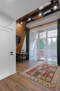 Freeman-4b - двоповерховий апартамент у котеджі з альтанкою та грилем для 6 гостей