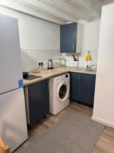 Studio with 3 beds- 20 min from London Bridge and Gatwick Airport