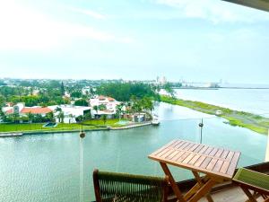 Amazing apartment w amenities and lake view