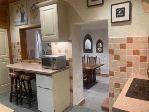 Quaint Cottage main street Llandeilo