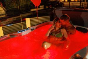 Luxurious cabin for couples with hot tub lake view