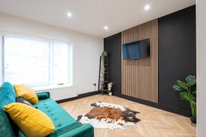 Modern 3BR Home - Private parking - TV in every bedroom