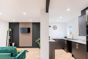 Modern 3BR Home - Private parking - TV in every bedroom