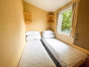 Cosy 8 Berth Caravan At Valley Farm Holiday Park In Essex Ref 46671V