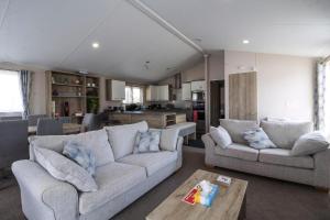 Beautiful 8 Berth Lodge For Hire At Kessingland Beach In Suffolk Ref 90012Td