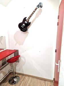 Appartements 09 - Joli studio avec clim, 2 lits, logement tout equipe pour 1, 2 ou 3 personnes maximum, vue sur parc arbore, parking privatif gratuit, grand fourgon possible, tout le linge de maison est fourni : photos des chambres