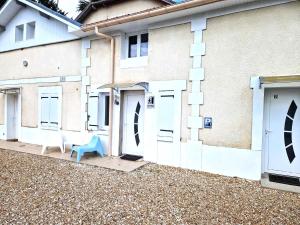 Appartements 10 - Joli studio avec clim, deux lits, logement tout equipe pour 1, 2 ou 3 personnes maximum, vue sur parc arbore, parking privatif gratuit, grand fourgon possible, tout le linge de maison est fourni : photos des chambres