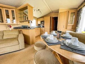 Lovely Caravan By The Beach In Pakefield, Suffolk Ref 68007Cl