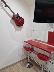 Appartements 10 - Joli studio avec clim, deux lits, logement tout equipe pour 1, 2 ou 3 personnes maximum, vue sur parc arbore, parking privatif gratuit, grand fourgon possible, tout le linge de maison est fourni : photos des chambres