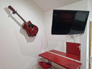 Appartements 10 - Joli studio avec clim, deux lits, logement tout equipe pour 1, 2 ou 3 personnes maximum, vue sur parc arbore, parking privatif gratuit, grand fourgon possible, tout le linge de maison est fourni : photos des chambres