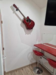 Appartements 10 - Joli studio avec clim, deux lits, logement tout equipe pour 1, 2 ou 3 personnes maximum, vue sur parc arbore, parking privatif gratuit, grand fourgon possible, tout le linge de maison est fourni : photos des chambres