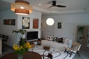 cozy 4-bedroom Pool villa, black mountain golf course, orchid paradise home,Hua Hin