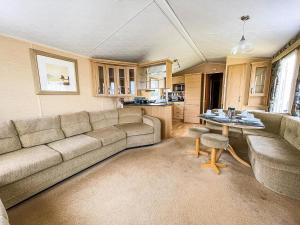 Lovely Caravan By The Beach In Pakefield, Suffolk Ref 68007Cl