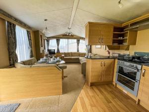 Lovely Caravan By The Beach In Pakefield, Suffolk Ref 68007Cl
