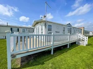 Lovely Caravan With Large Decking At Naze Marine Holiday Park Ref 17306Br - 滨海弗林顿