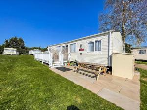 Beautiful 6 Berth Caravan At Breydon Water Nearby Great Yarmouth Ref 10056B